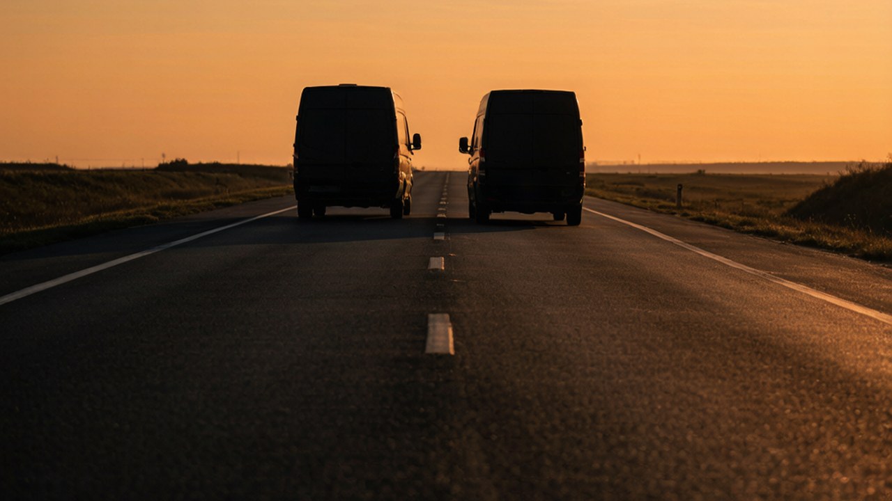 黄昏公路上行驶的厢式货车：干线运输是燃油成本最先传导的环节